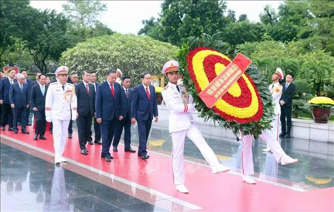 Tổng Bí thư, Chủ tịch nước Tô Lâm dẫn đầu đoàn đại biểu Ban Chấp hành Trung ương Đảng đến đặt vòng hoa tại Đài tưởng niệm các Anh hùng liệt sĩ trên đường Bắc Sơn, Hà Nội
