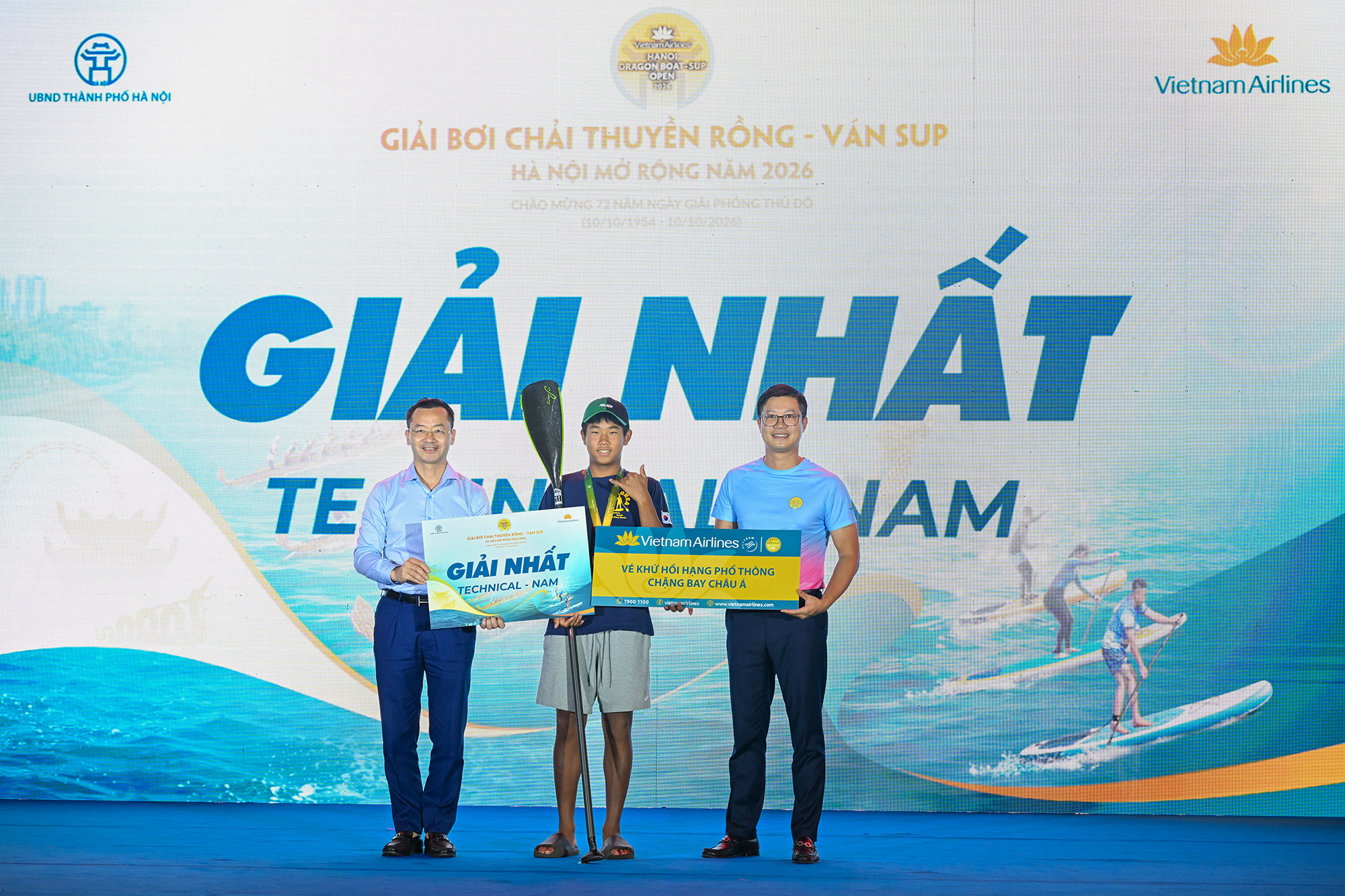 Ảnh 12_ Ông Phạm Xuân Tài, Phó Giám đốc Sở Văn hóa, Thể thao và du lịch thành phố Hà Nội và Ông Đỗ Đông Hưng, Trưởng ban Truyền thông Vietnam Airlines trao giải Nhất cho vận động viên Hwang Jihoo giành chiến thắn