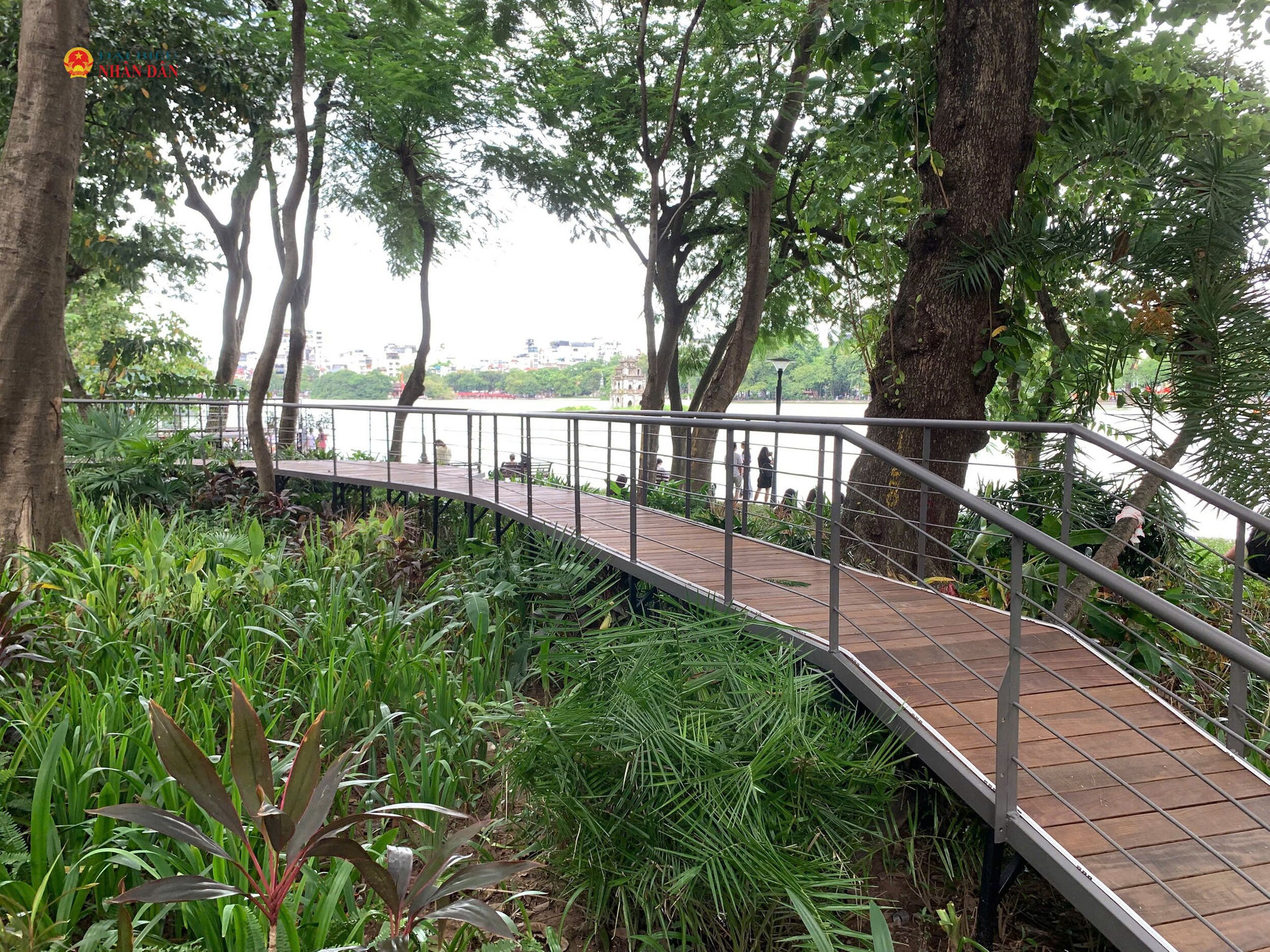Cận cảnh quá trình thành hình của không gian nghệ thuật ”Dải lụa ký ức” được nhóm phóng viên cập nhật chiều 5/10.