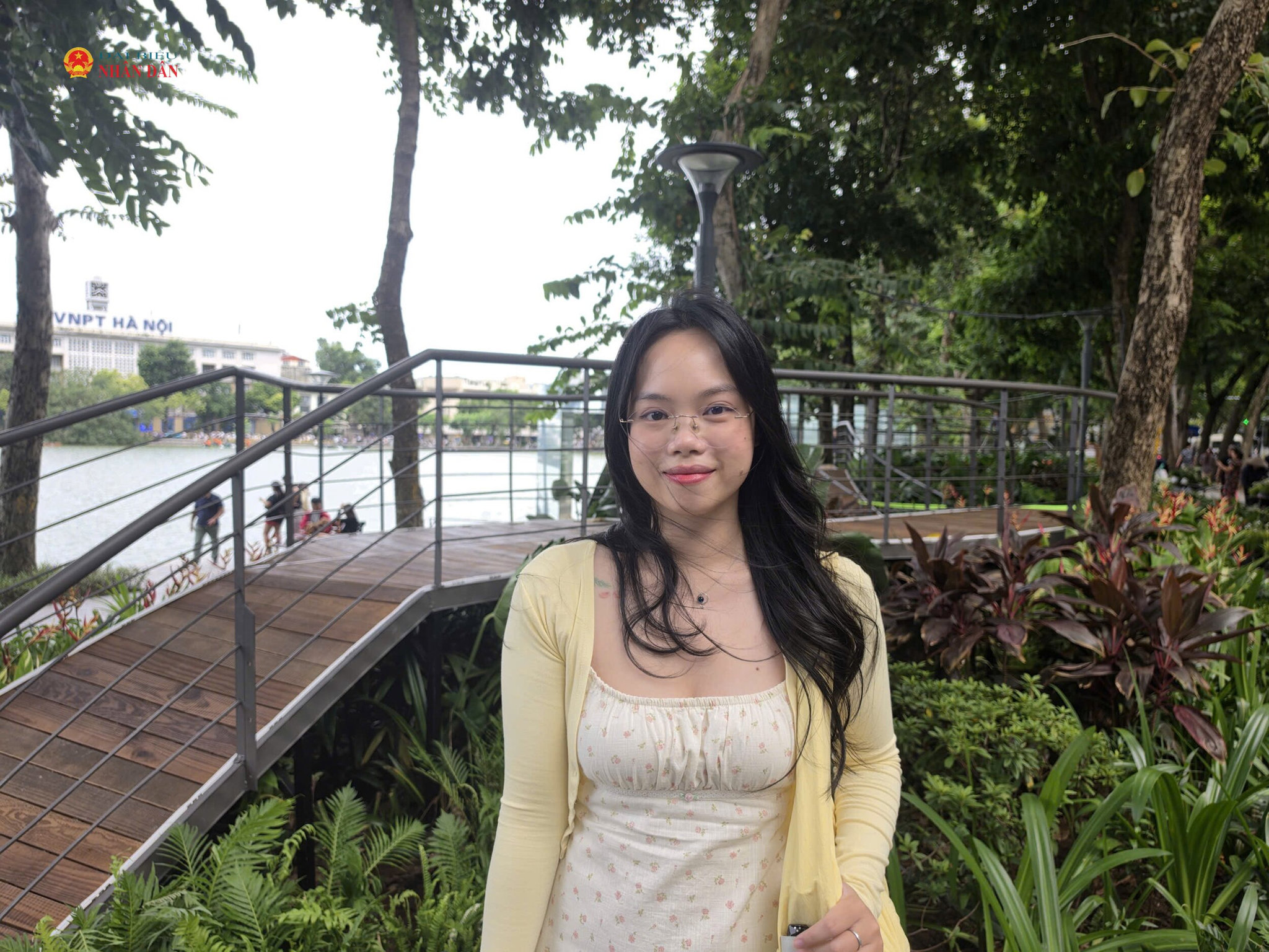 Chị Linh (23 tuổi, Hà Nội) trả lời phỏng vấn phóng viên báo Đại biểu Nhân dân.