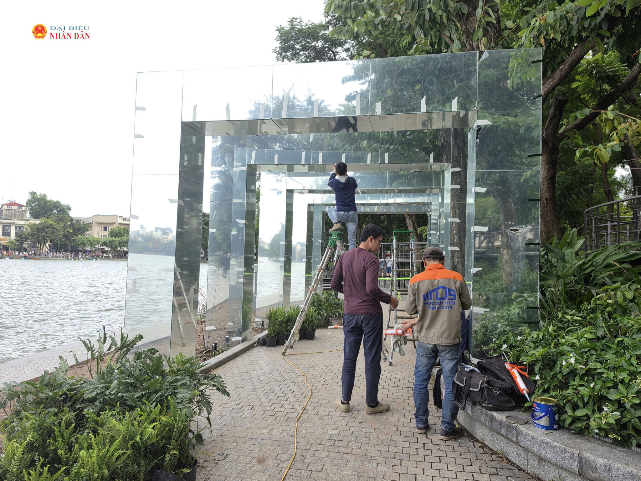 Các công nhân đang gấp rút thi công hoàn thành công trình không gian nghệ thuật “Dải lụa ký ức”.