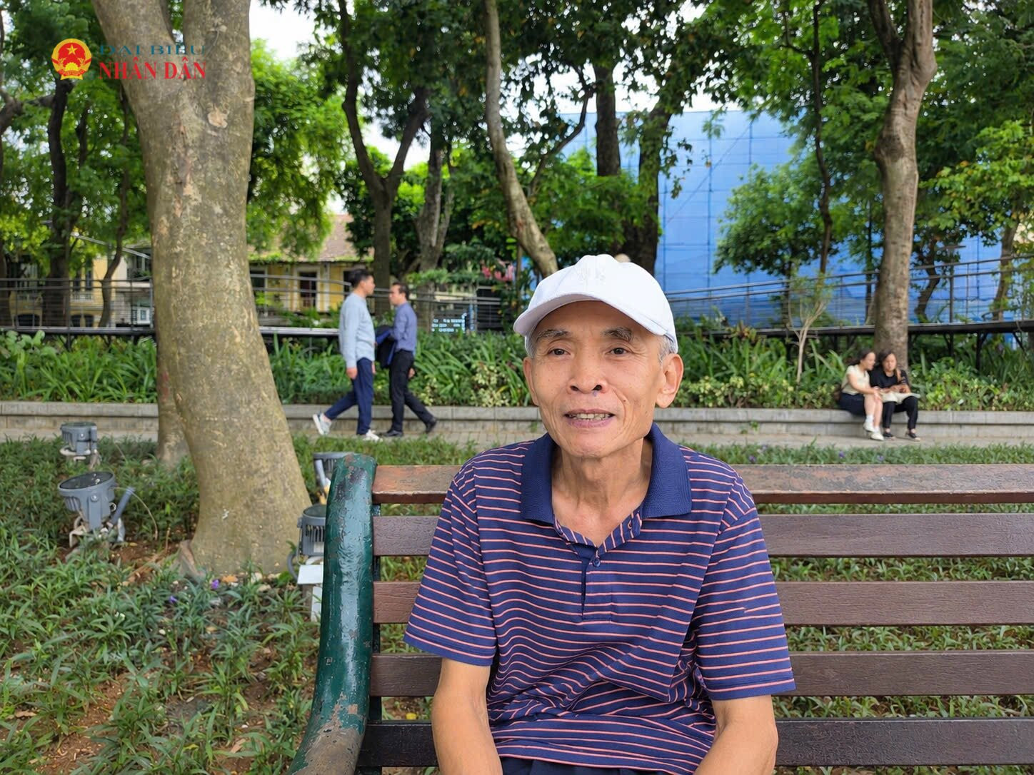 Ông Tuấn (70 tuổi, người dân sinh sống tại Hà Nội) trả lời phỏng vấn phóng viên báo Đại biểu Nhân dân.