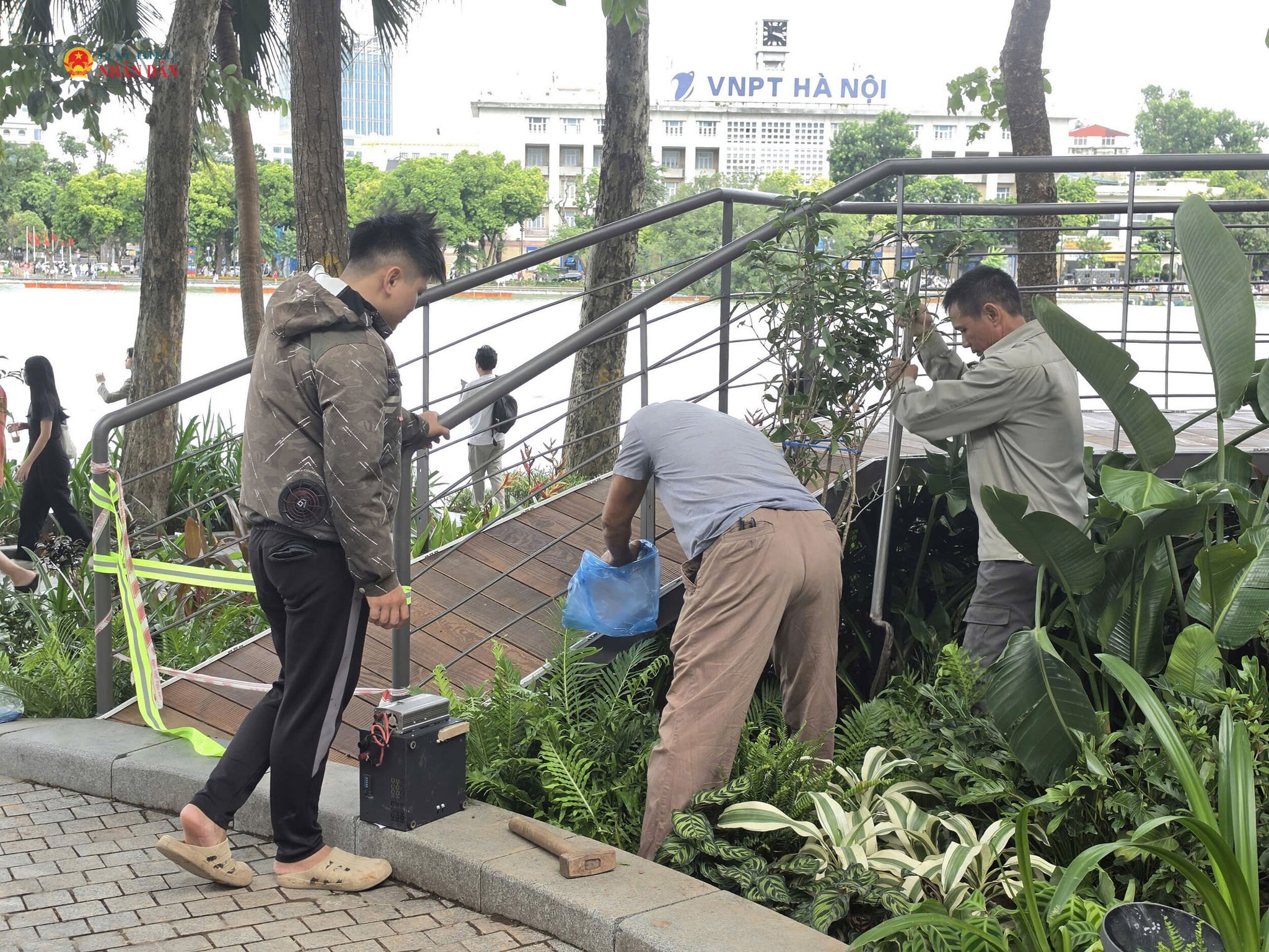 Các công nhân đang gấp rút thi công hoàn thành công trình không gian nghệ thuật “Dải lụa ký ức”.