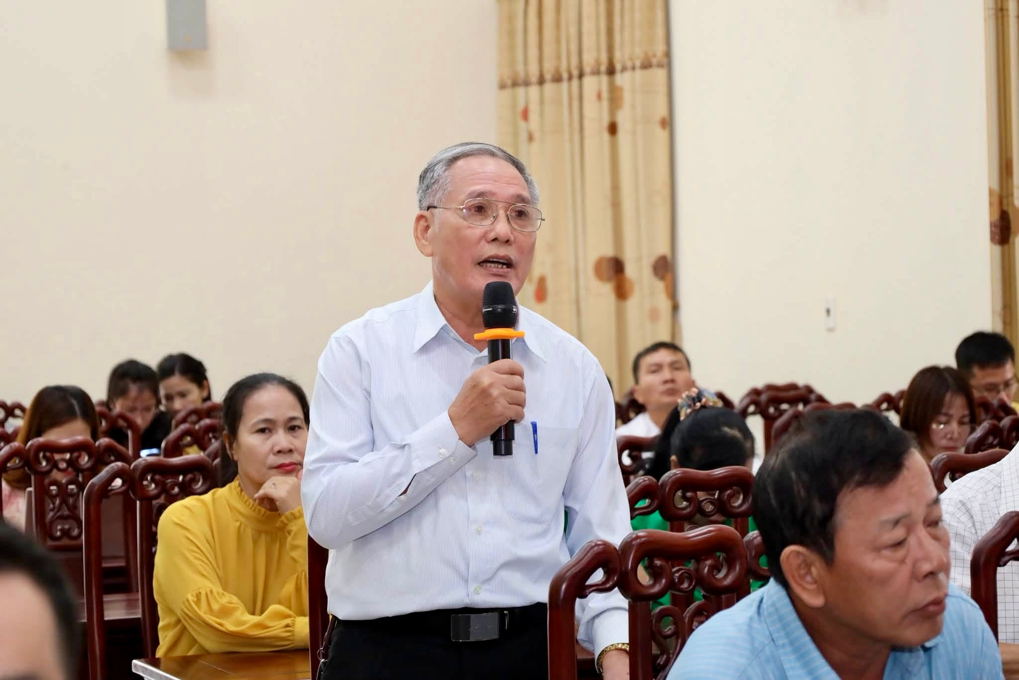Cử tri phường Thái Hoà phát biểu ý kiến, kiến nghị