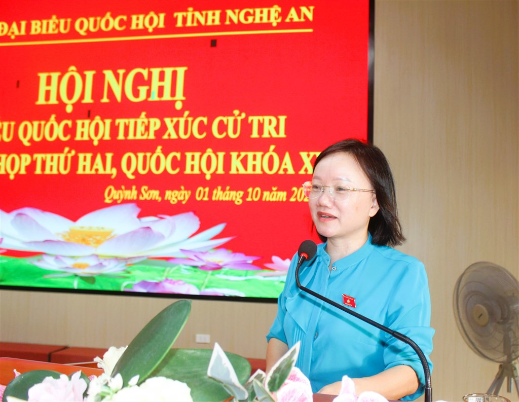 Phó Trưởng Đoàn chuyên trách Đoàn ĐBQH tỉnh Thái Thị An Chung phát biểu tại Hội nghị tiếp xúc cử tri xã Quỳnh Sơn