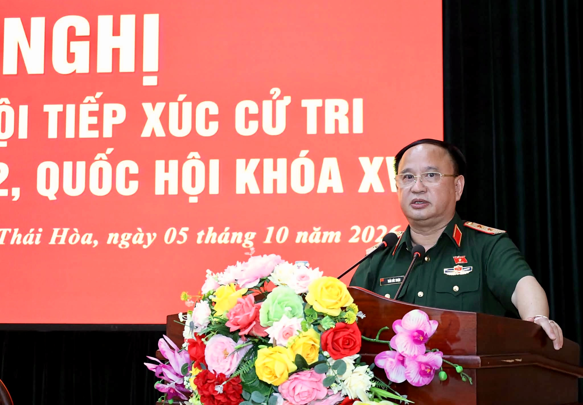 Trung tướng Trần Đức Thuận - Phó Chủ nhiệm Ủy ban Quốc phòng, An ninh và Đối ngoại phát biểu tại Hội nghị tiếp xúc cử tri phường Thái Hòa