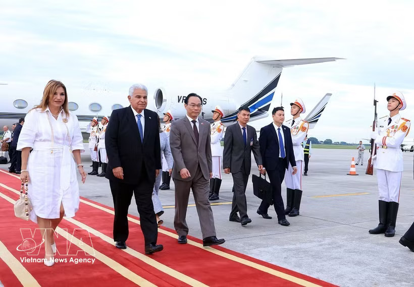 Panamanian President José Raúl Mulino and his spouse arrive in Hanoi on October 5 afternoon, beginning their four-day official visit to Vietnam. (Photo: VNA)