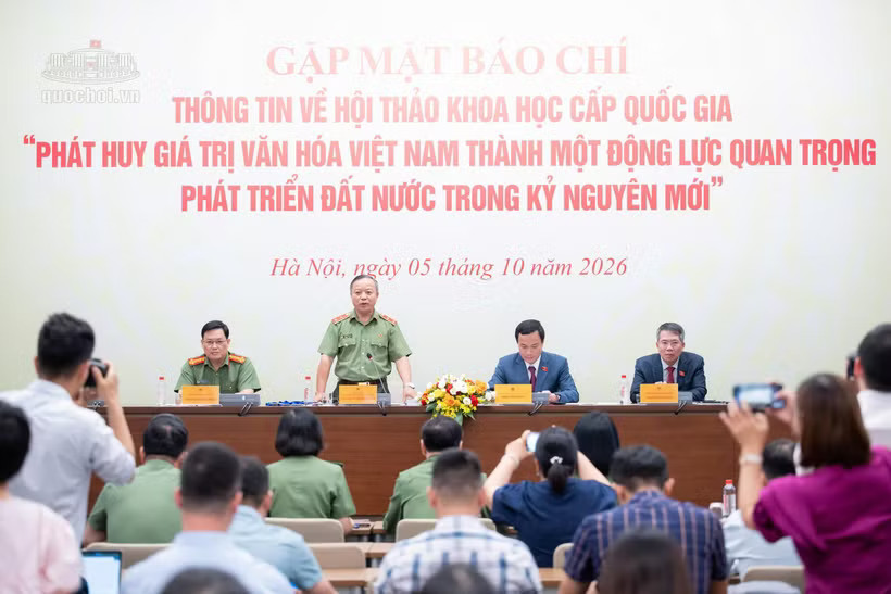 Lieutenant General Phan Xuan Tuy, Director of the Political Academy of the People's Public Security under the Ministry of Public Security, provides information about the conference. (Photo: quochoi.vn)