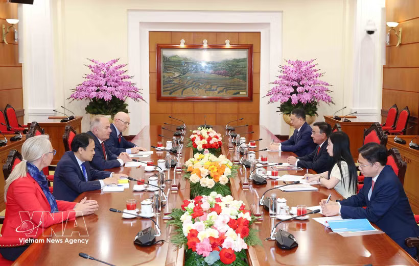 The meeting between Politburo Member and Standing Member of the Communist Party of Vietnam (CPV) Central Committee’s Secretariat Tran Cam Tu and President of the Hungarian Workers’ Party Gyula Thürmer in Hanoi on October 5, 2026 (Photo: VNA)