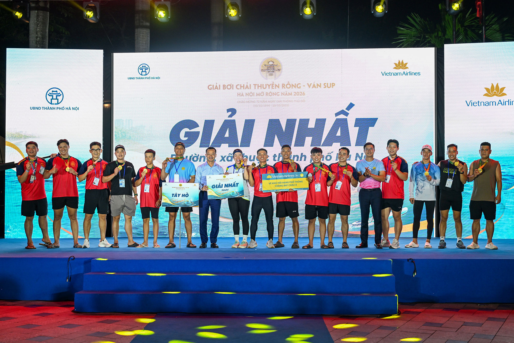 Ảnh 11_ Ông Phạm Xuân Tài, Phó Giám đốc Sở Văn hóa, Thể thao và du lịch thành phố Hà Nội và ông Đỗ Đông Hưng, Trưởng ban Truyền thông Vietnam Airlines trao giải Nhất cho nội dung Bơi chải Thuyền rồng.