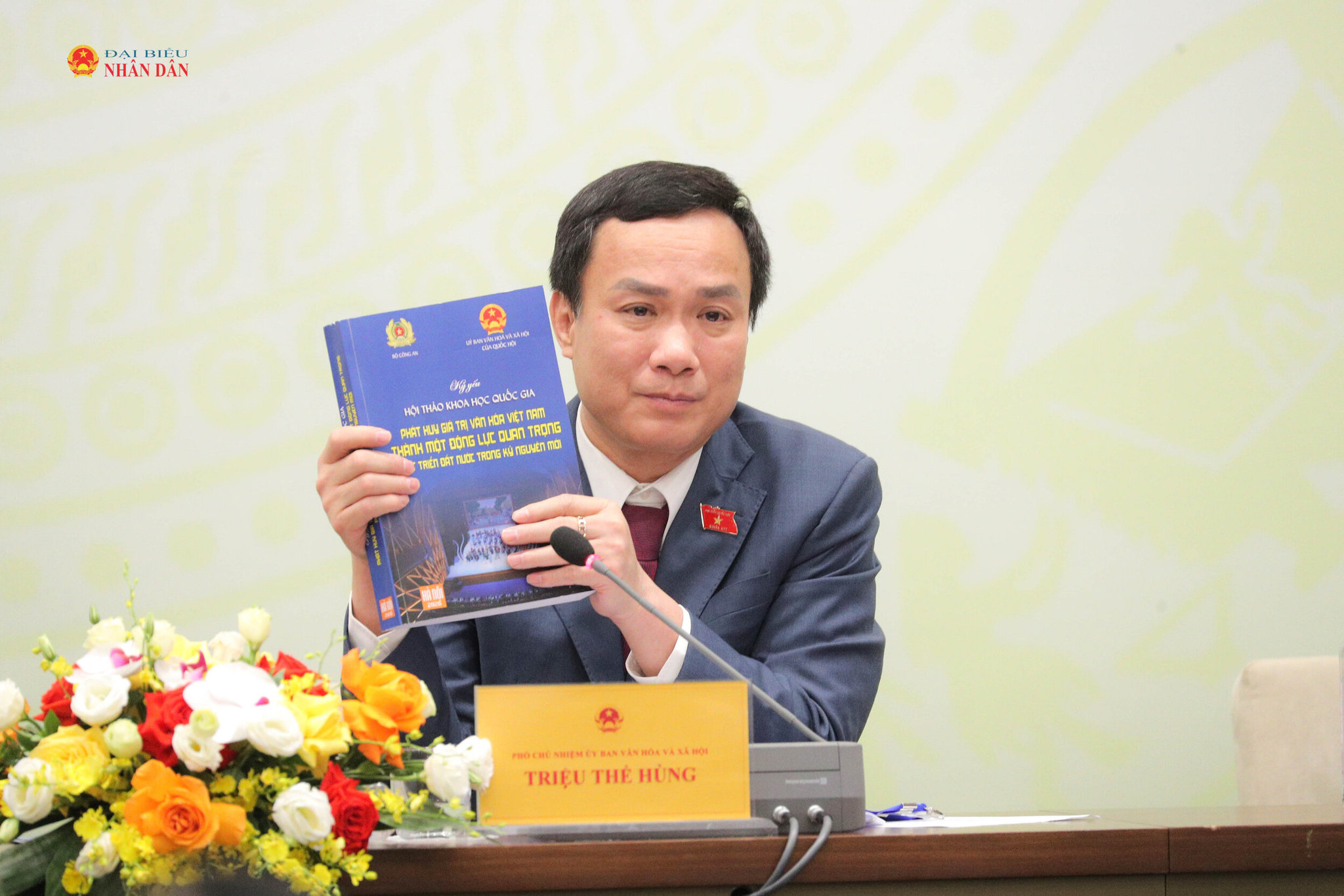 Phó Chủ nhiệm Ủy ban Văn hóa và Xã hội Triệu Thế Hùng giới thiệu cuốn kỷ yếu