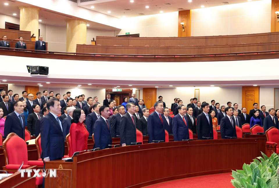Tổng Bí thư, Chủ tịch nước Tô Lâm và các đại biểu thực hiện nghi lễ chào cờ
