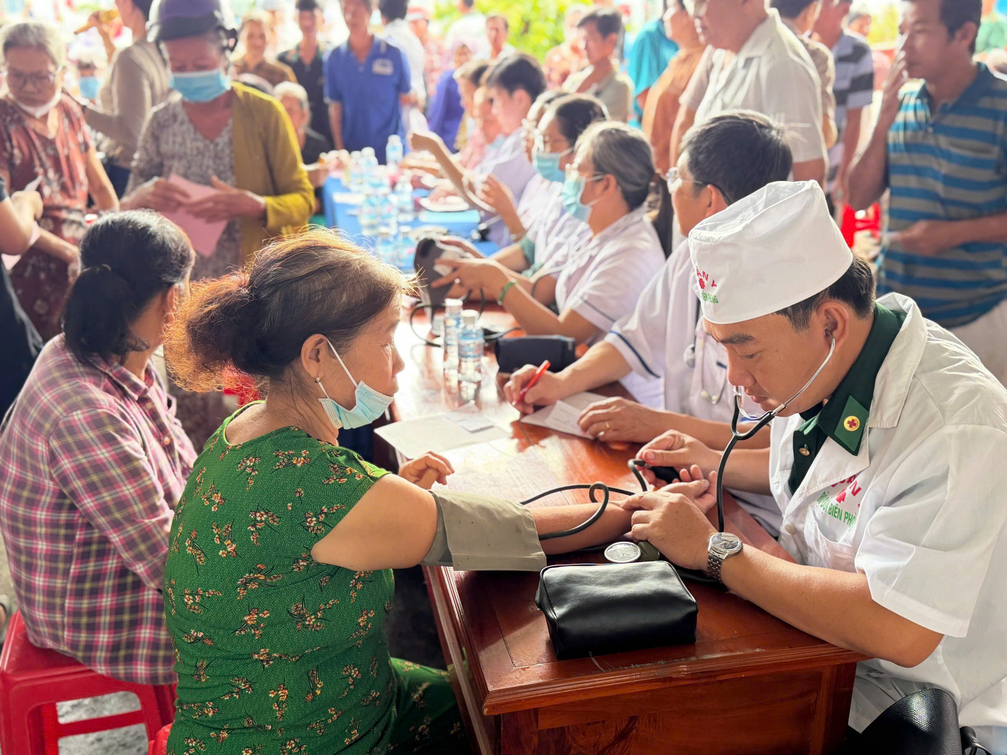 Quân y BĐBP tỉnh An Giang, thăm, khám bệnh cho người nghèo khu vực biên giới