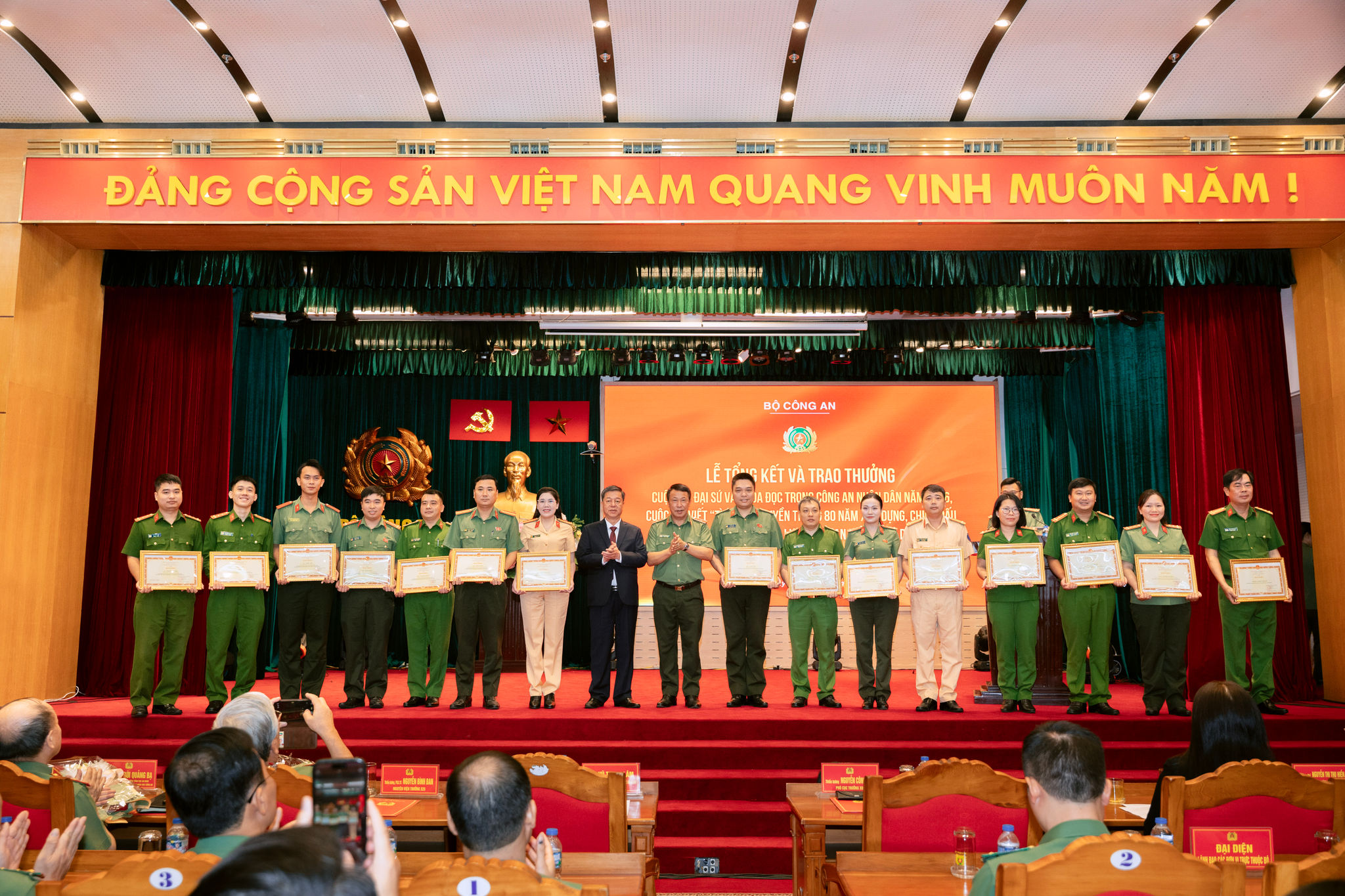 Ban Tổ chức trao Bằng khen cho các thí sinh đoạt giải Nhất và Giải A hai Cuộc thi