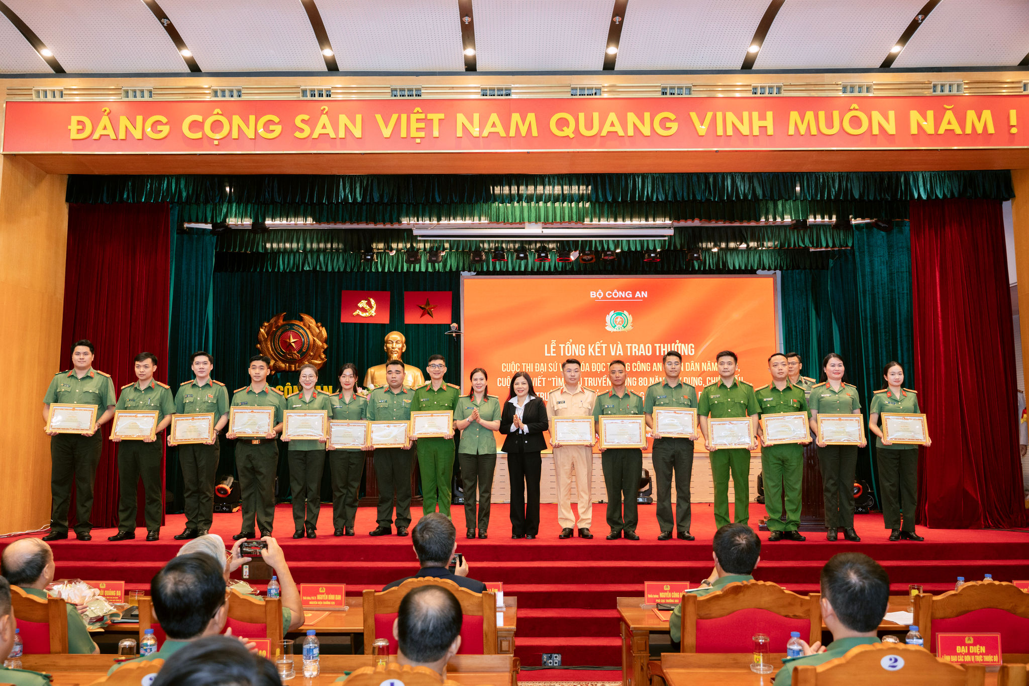 Ban Tổ chức trao Bằng khen cho các thí sinh đoạt giải hai Cuộc thi