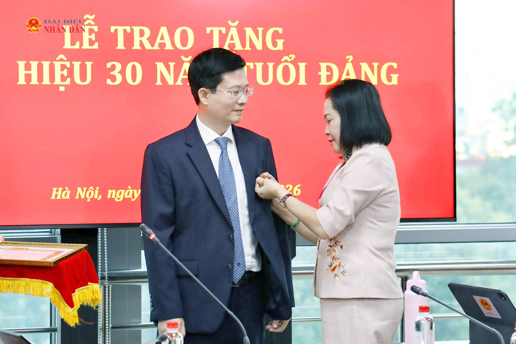 Phó Chủ tịch Quốc hội Nguyễn Thị Thanh trao Huy hiệu 30 năm tuổi Đảng cho đồng chí Đỗ Chí Nghĩa