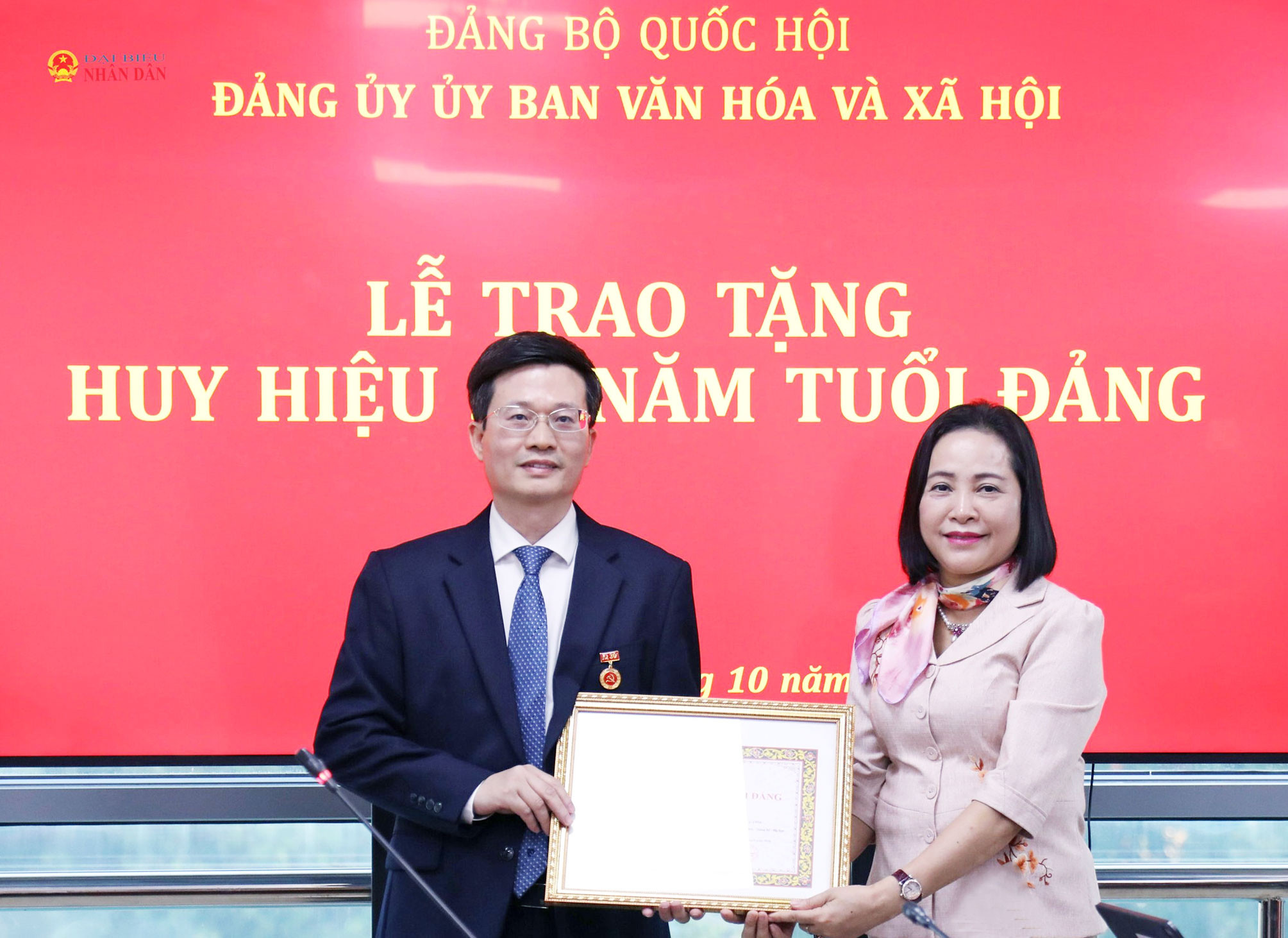 Phó Chủ tịch Quốc hội Nguyễn Thị Thanh trao Huy hiệu 30 năm tuổi Đảng cho đồng chí Đỗ Chí Nghĩa