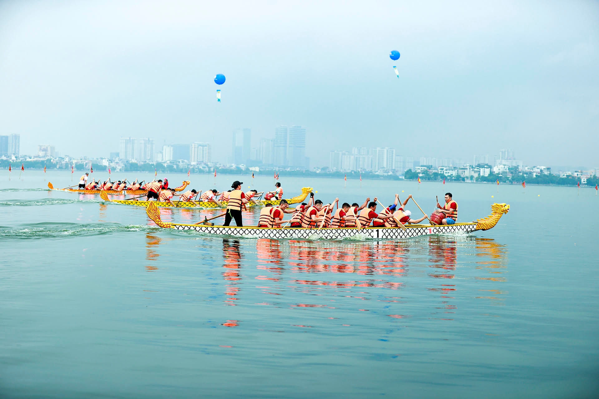 Sau hiệu lệnh xuất phát, các tay chèo đồng loạt vào nhịp, phối hợp đồng đều và tăng tốc ngay từ những mét đầu tiên