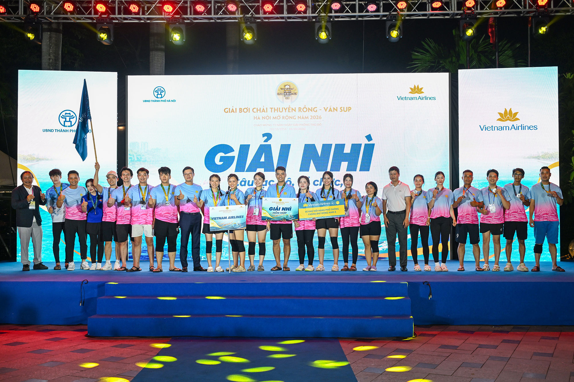 Ảnh 11.1_ Ông Nguyễn Phúc Anh, Trưởng phòng Thể dục thể thao thuộc Sở Văn hóa, Thể thao và du lịch thành phố Hà Nội và ông Đỗ Đông Hưng, Trưởng ban Truyền thông Vietnam Airlines trao giải Nhì cho đội Vietnam Airli