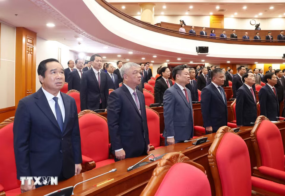 Các đại biểu thực hiện nghi lễ chào cờ