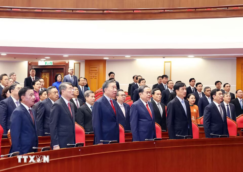 Tổng Bí thư, Chủ tịch nước Tô Lâm và các đại biểu thực hiện nghi lễ chào cờ