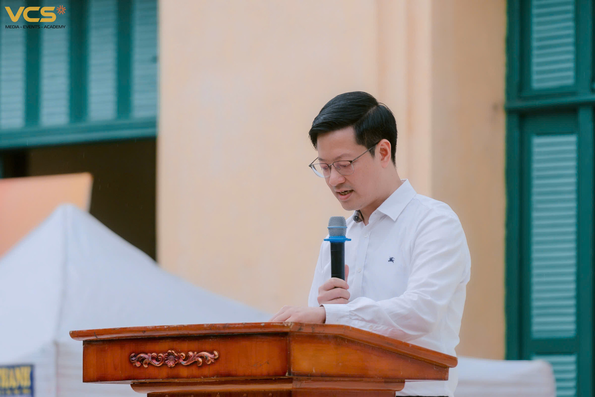 Thầy Tạ Xuân Hòa, Hiệu trưởng Trường THPT Ngô Quyền phát biểu chào mừng các cựu học sinh