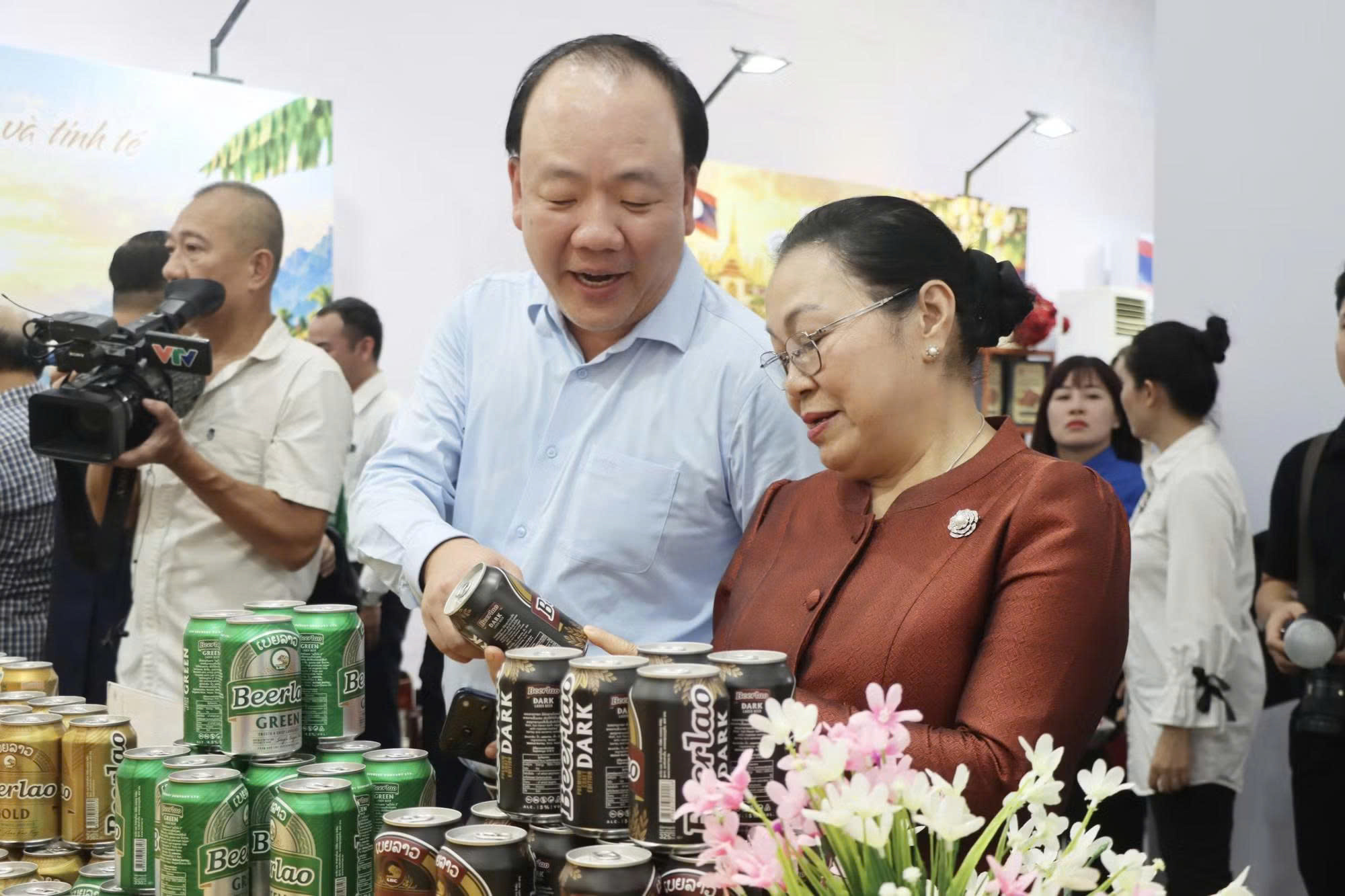 Từ ngày 1 đến 4/10/2026, tại số 93 Đinh Tiên Hoàng (Hà Nội), Bộ Công Thương Việt Nam phối hợp với Đại sứ quán Lào tại Việt Nam và Bộ Công Thương Lào tổ chức “Tuần lễ sản phẩm Việt-Lào tại Hà Nội.” (