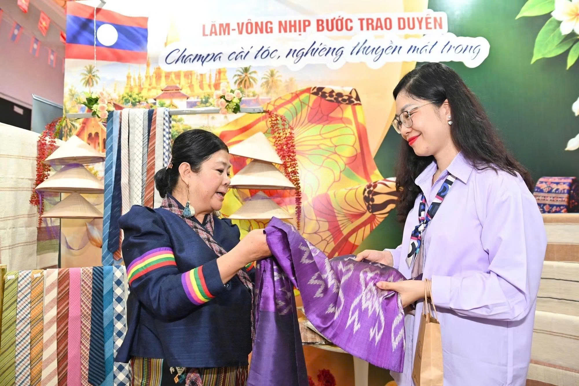 Từ ngày 1 đến 4/10/2026, tại số 93 Đinh Tiên Hoàng (Hà Nội), Bộ Công Thương Việt Nam phối hợp với Đại sứ quán Lào tại Việt Nam và Bộ Công Thương Lào tổ chức “Tuần lễ sản phẩm Việt-Lào tại Hà Nội.” (