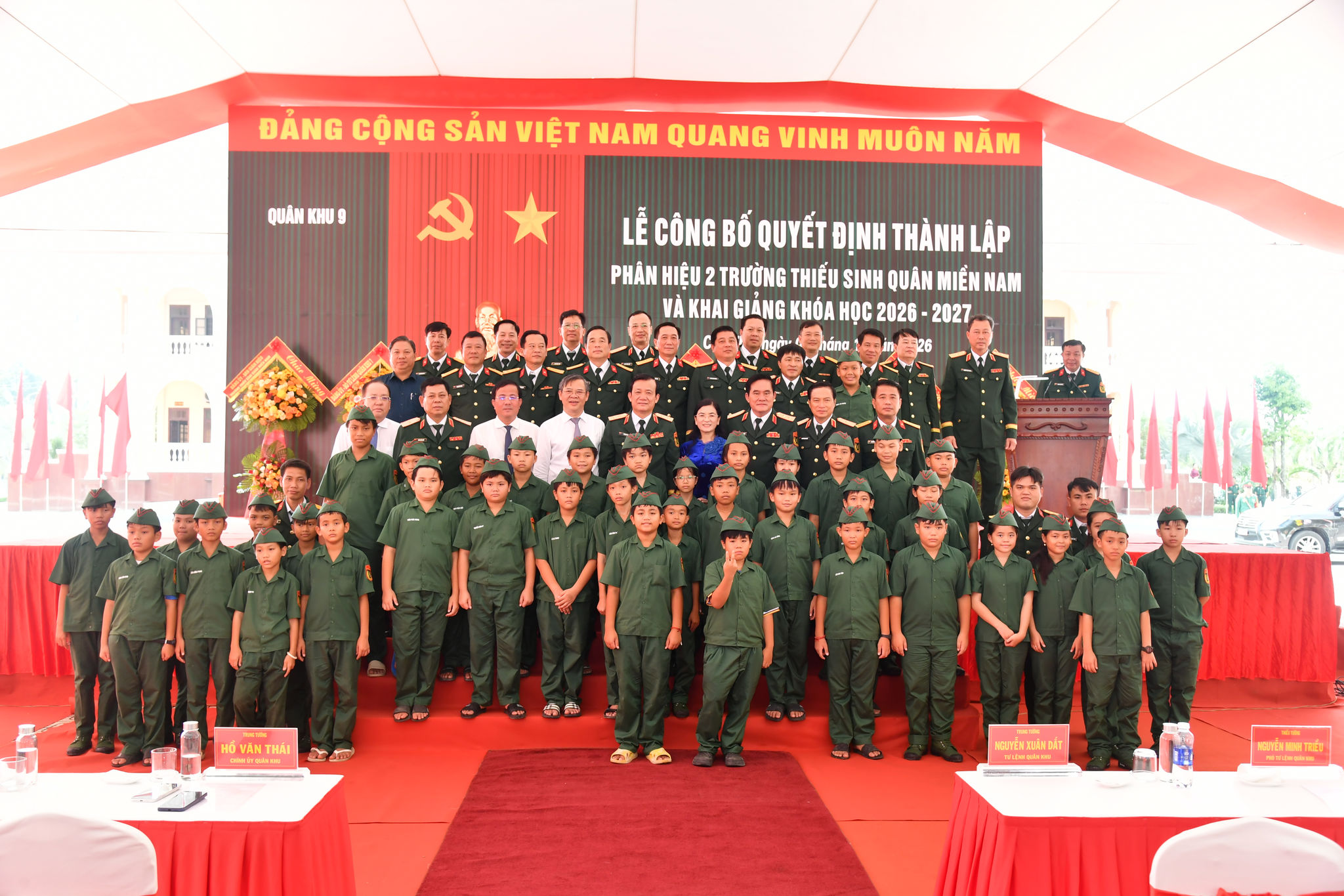 Đại biểu chụp ảnh lưu niệm với học sinh Phân hiệu