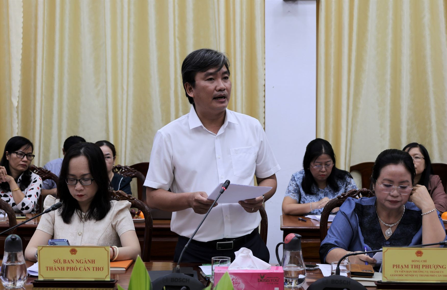 lãnh đạo Sở Nội vụ TP. Cần Thơ báo cáo công tác sắp xếp tổ chức bộ máy, đơn vị sự nghiệp, quản lý biên chế, tinh giản biên chế năm 2026 với đoàn công tác