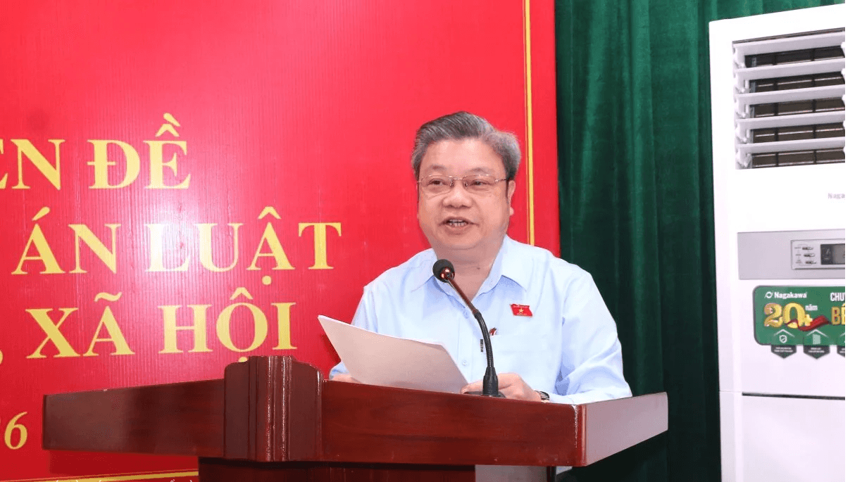 ĐBQH Bùi Văn Dũng thay mặt Đoàn ĐBQH tỉnh tiếp thu các ý kiến góp ý của cử tri