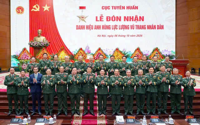 Các đại biểu chụp ảnh lưu niệm