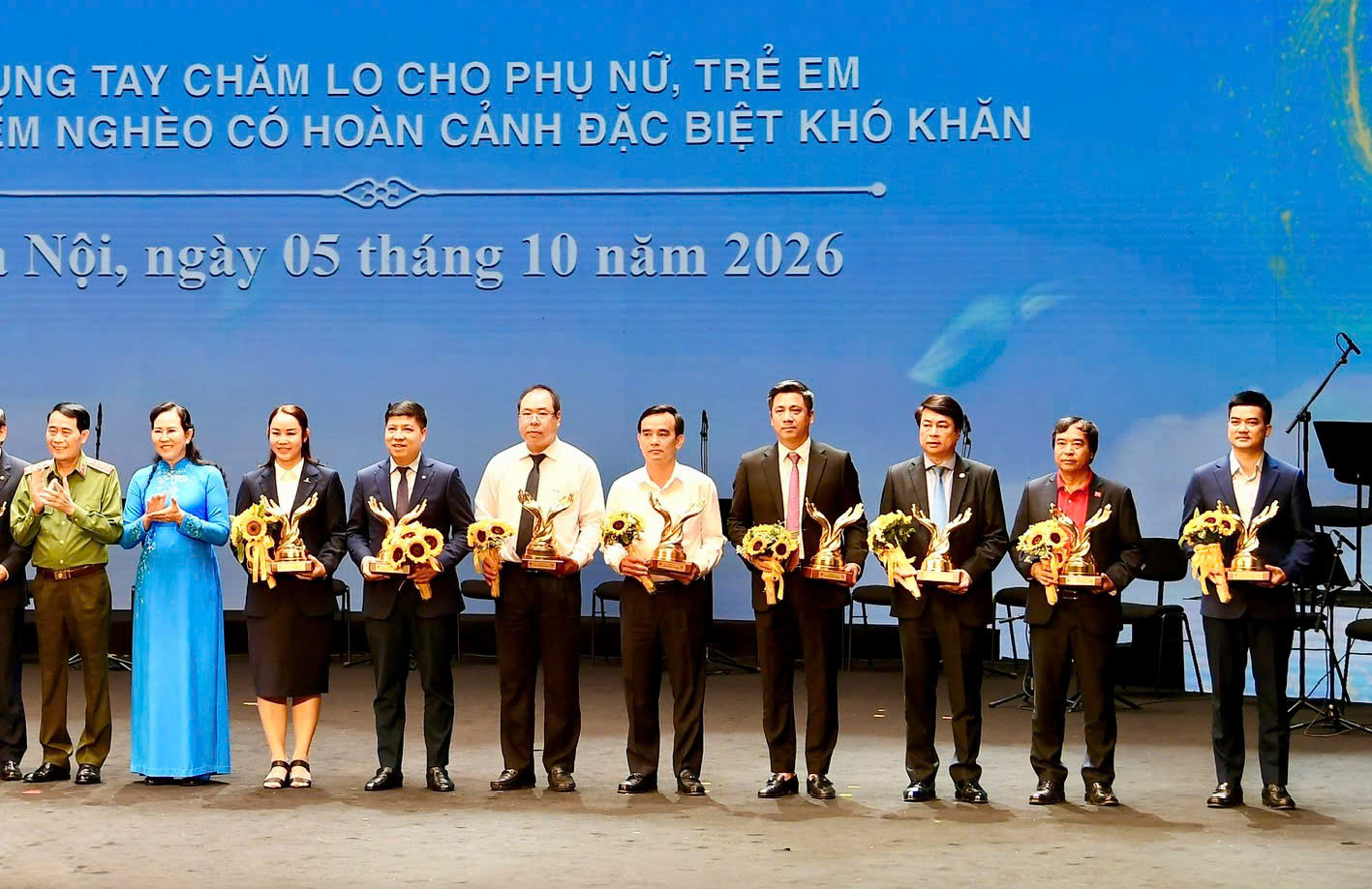 Ban Tổ chức đã trao biểu tượng Vietjet, Sovico và HDBank đã đóng góp 30 tỷ đồng nhằm tiếp sức, hỗ trợ phụ nữ, trẻ em mắc bệnh hiểm nghèo vượt qua khó khăn