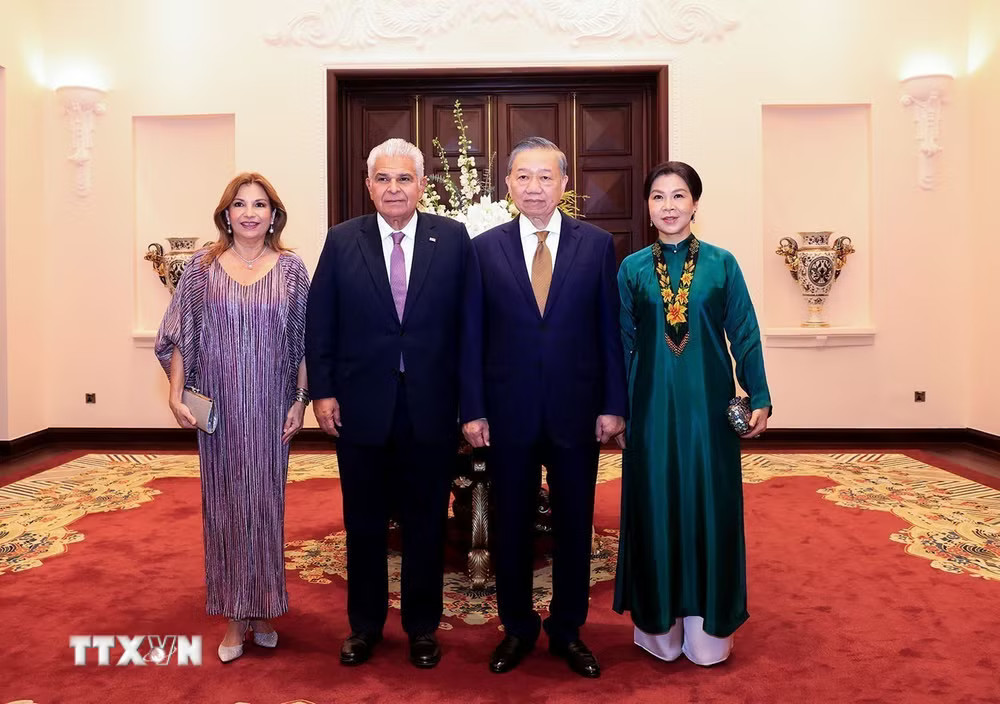 Tổng Bí thư, Chủ tịch nước Tô Lâm và Phu nhân Ngô Phương Ly cùng Tổng thống Cộng hòa Panama José Raúl Mulino và Phu nhân Maricel Cohen de Mulino chụp ảnh chung