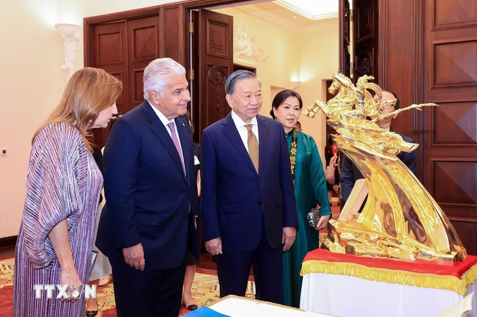 ổng Bí thư, Chủ tịch nước Tô Lâm giới thiệu bức tượng Thánh Gióng với Tổng thống Cộng hoà Panama José Raúl Mulino và Phu nhân