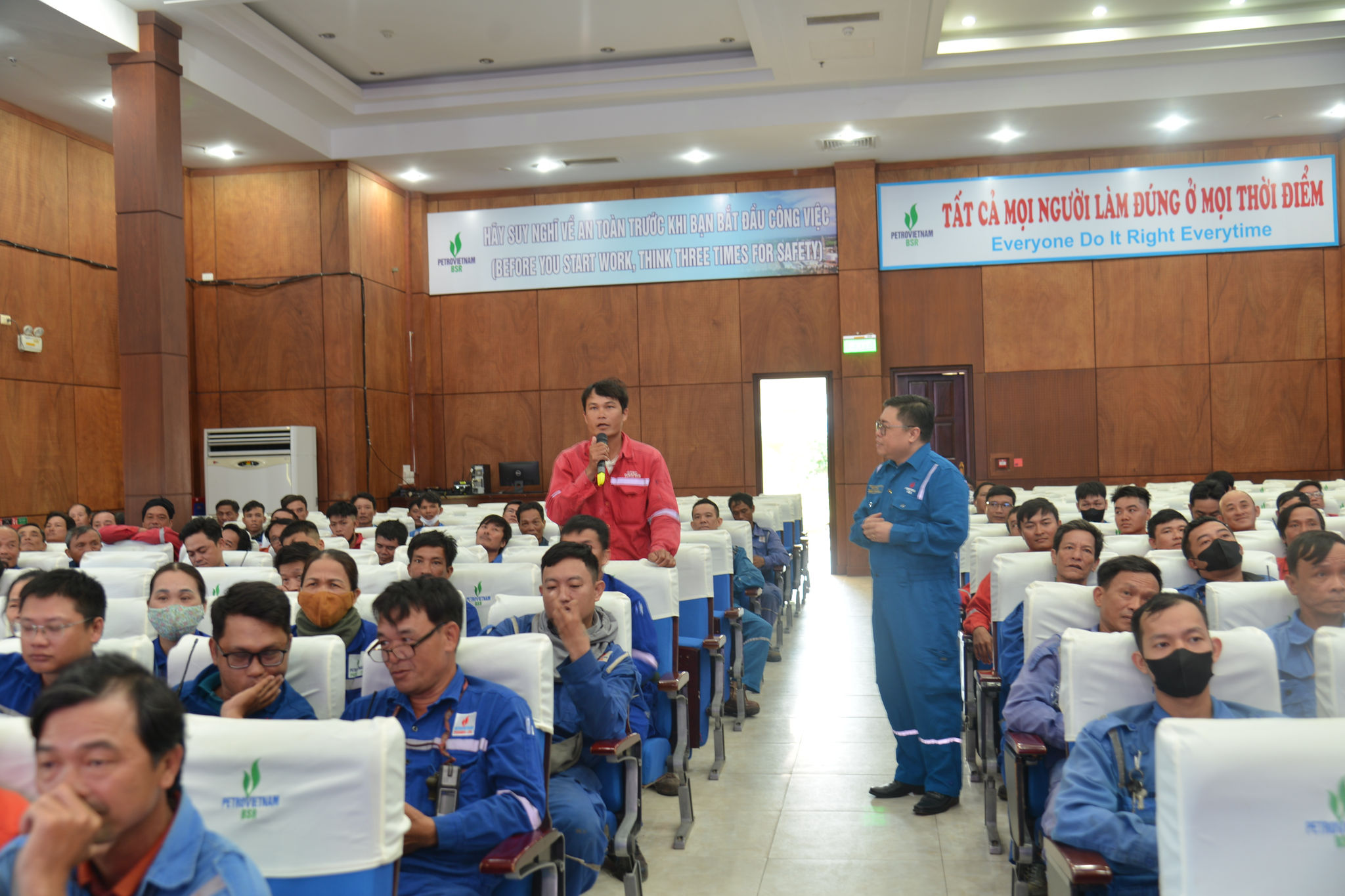 Các nhà thầu tham gia đóng góp các ý kiến xây dựng văn hóa an toàn tại Nhà máy lọc dầu Dung Quất. Ảnh BSR