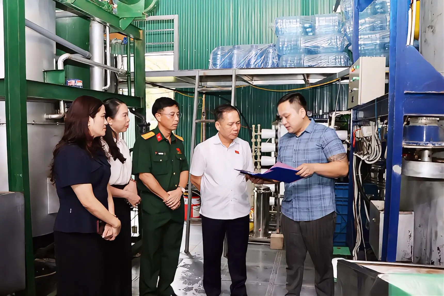 Đoàn ĐBQH tỉnh Hà Tĩnh khảo sát việc thực hiện các quy định về ATTP tại cơ sở sản xuất nước uống đóng chai. Ảnh: Xuân Hoa