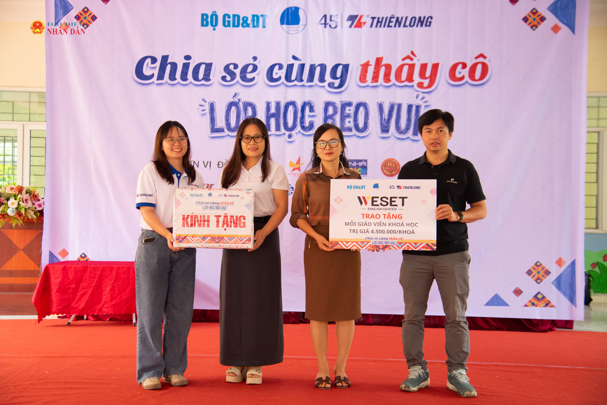 Ban tổ chức đã đến thăm, tặng quà cho các em học sinh và các thầy cô giáo Trường mầm non Hải Sơn, xã Hải Sơn, Thành phố Quảng Ninh