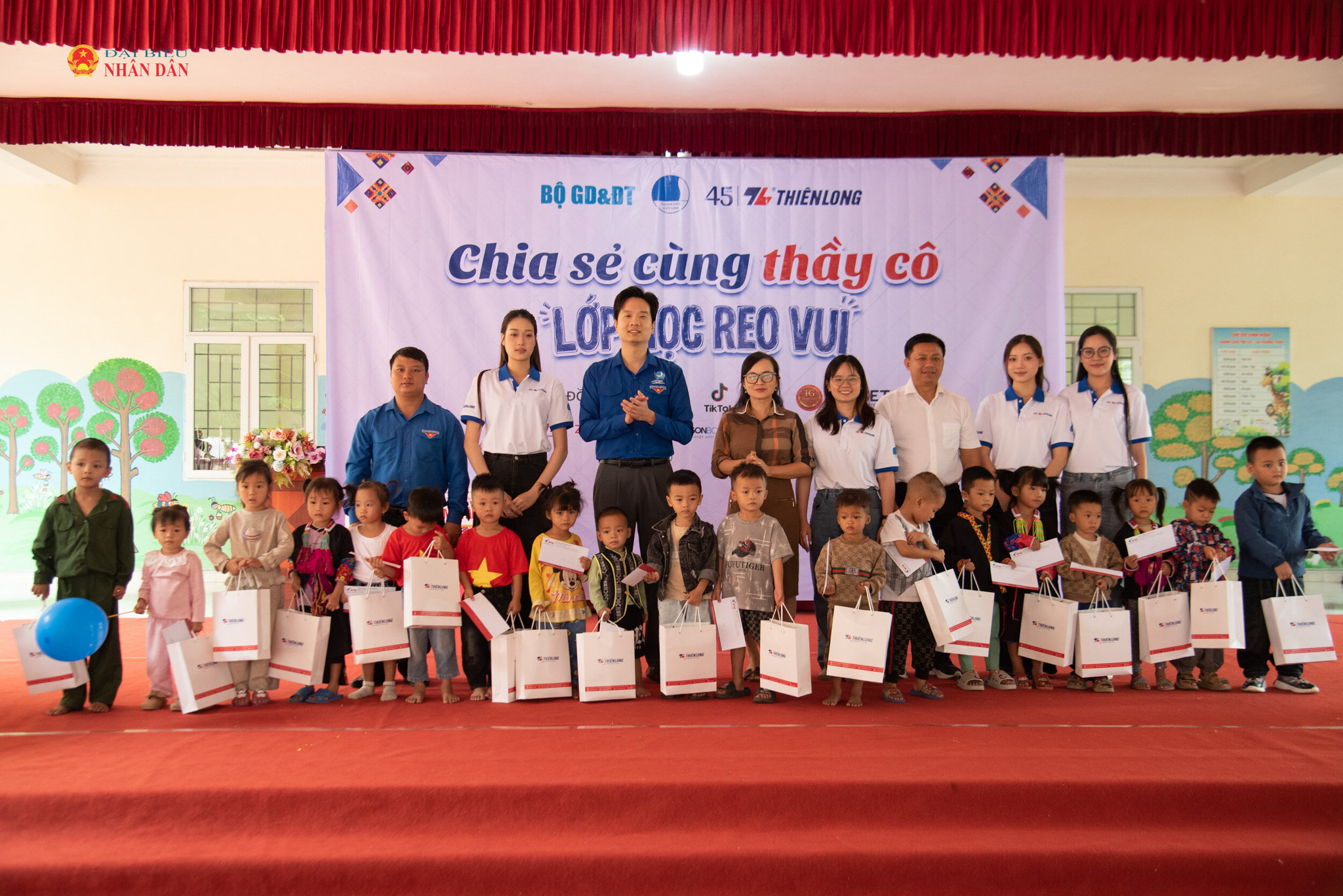 Ban tổ chức đến thăm, tặng quà cho các em học sinh và các thầy cô giáo Trường mầm non Hải Sơn, xã Hải Sơn, Thành phố Quảng Ninh
