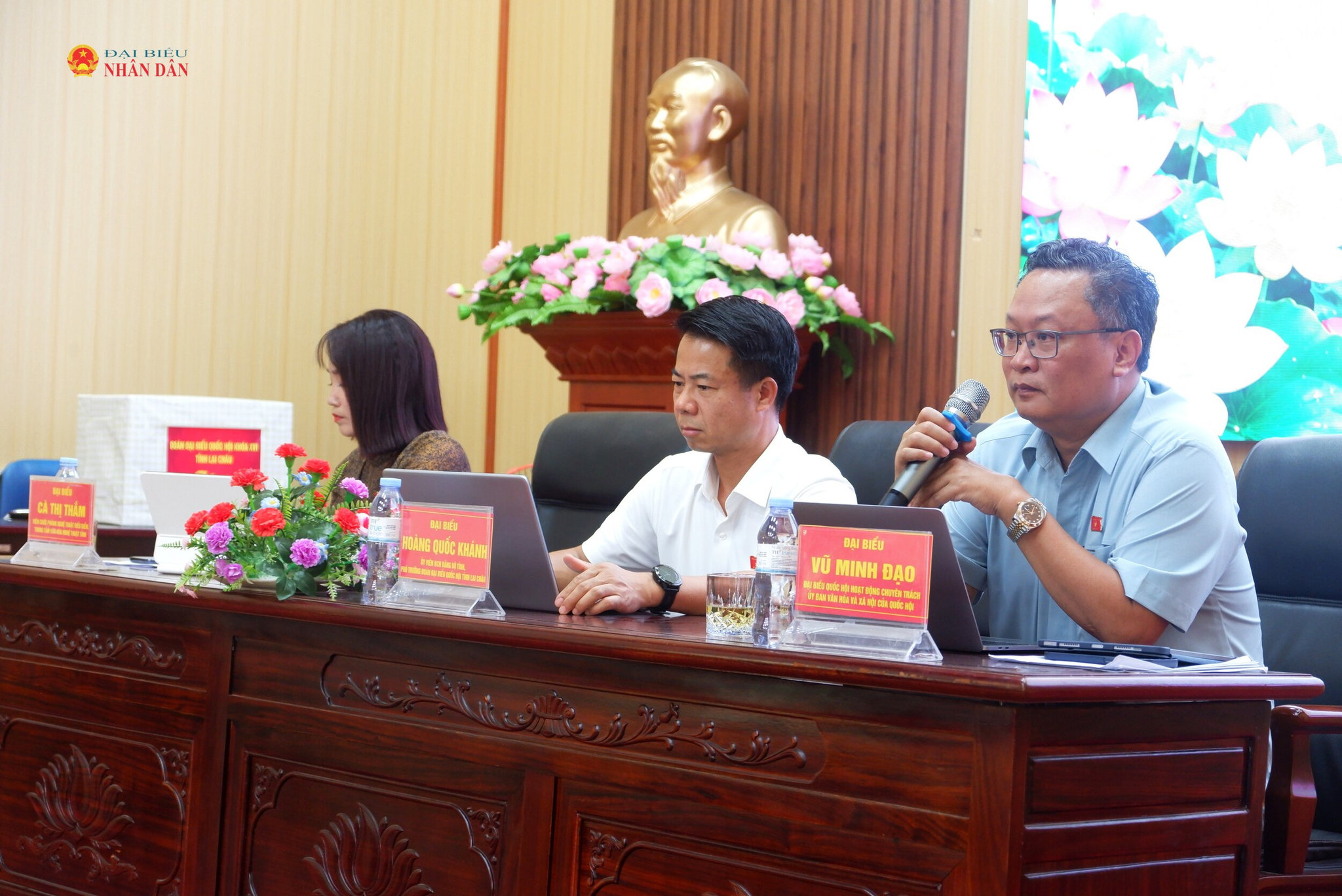 National Assembly Deputy Vu Minh Dao, working full-time at the Committee on Culture and Social Affairs, exchanges views with constituent Pu Sam Cap.