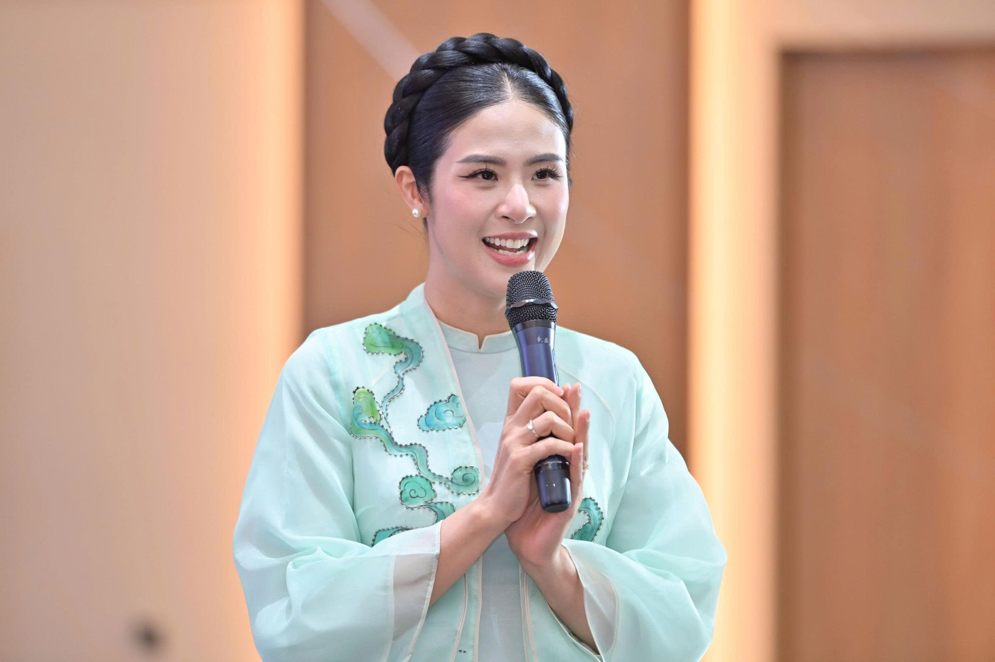 Hoa hậu Việt Nam 2010 Đặng Thị Ngọc Hân chia sẻ tại họp báo