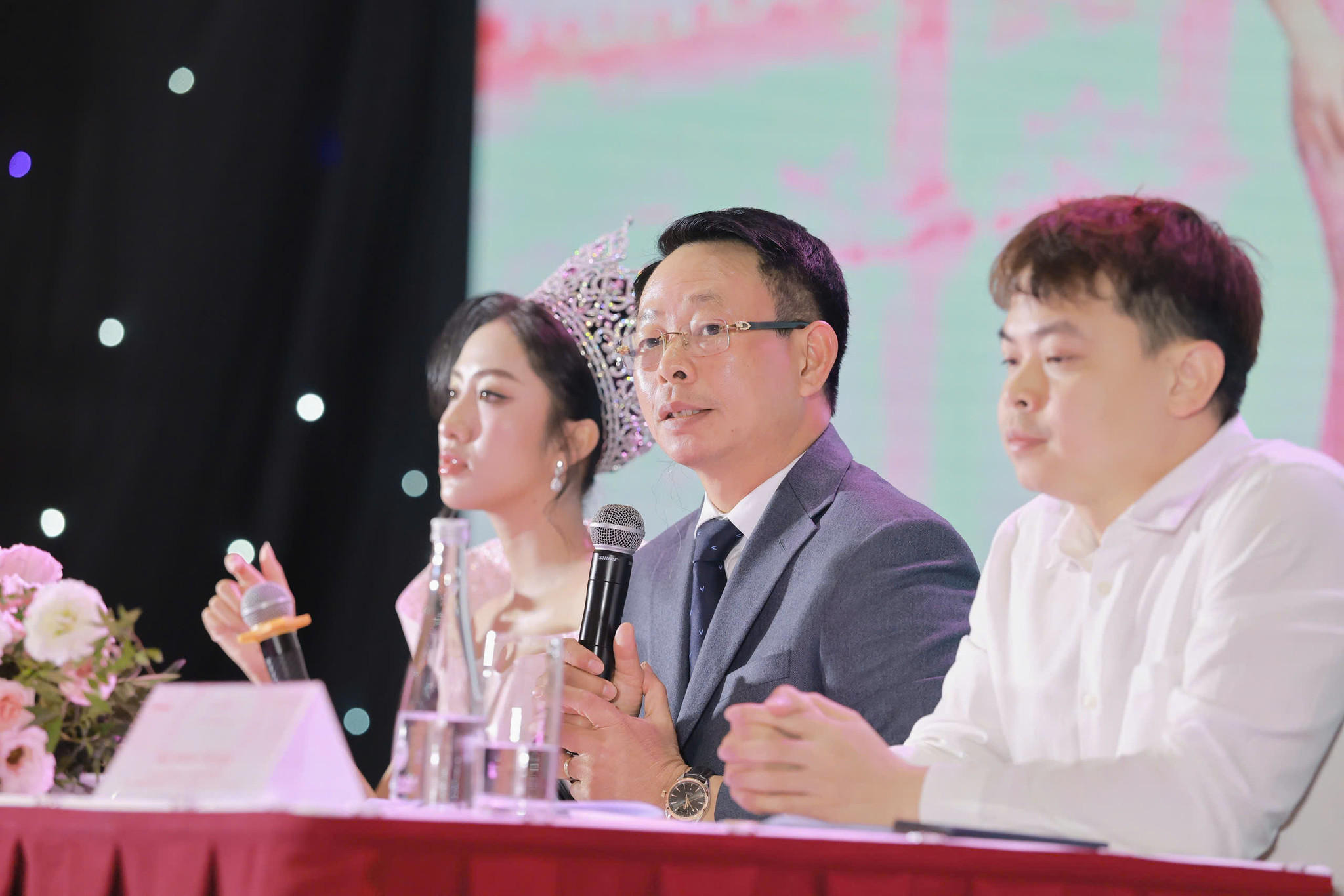 Tổng Biên tập Báo Tiền Phong Phùng Công Sưởng phát biểu tại họp báo
