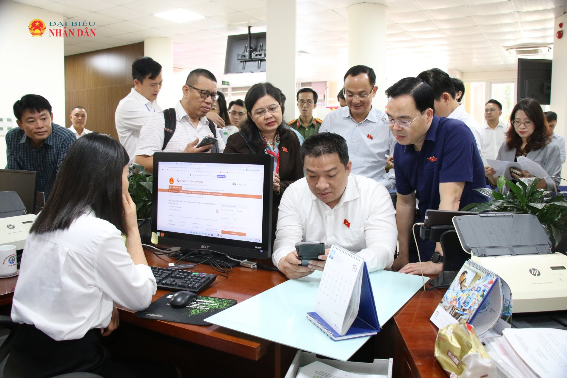 Đoàn giám sát khảo sát thực tế tại Trung tâm Phục vụ hành chính công tỉnh Lạng Sơn. Ảnh: Đắc Trường