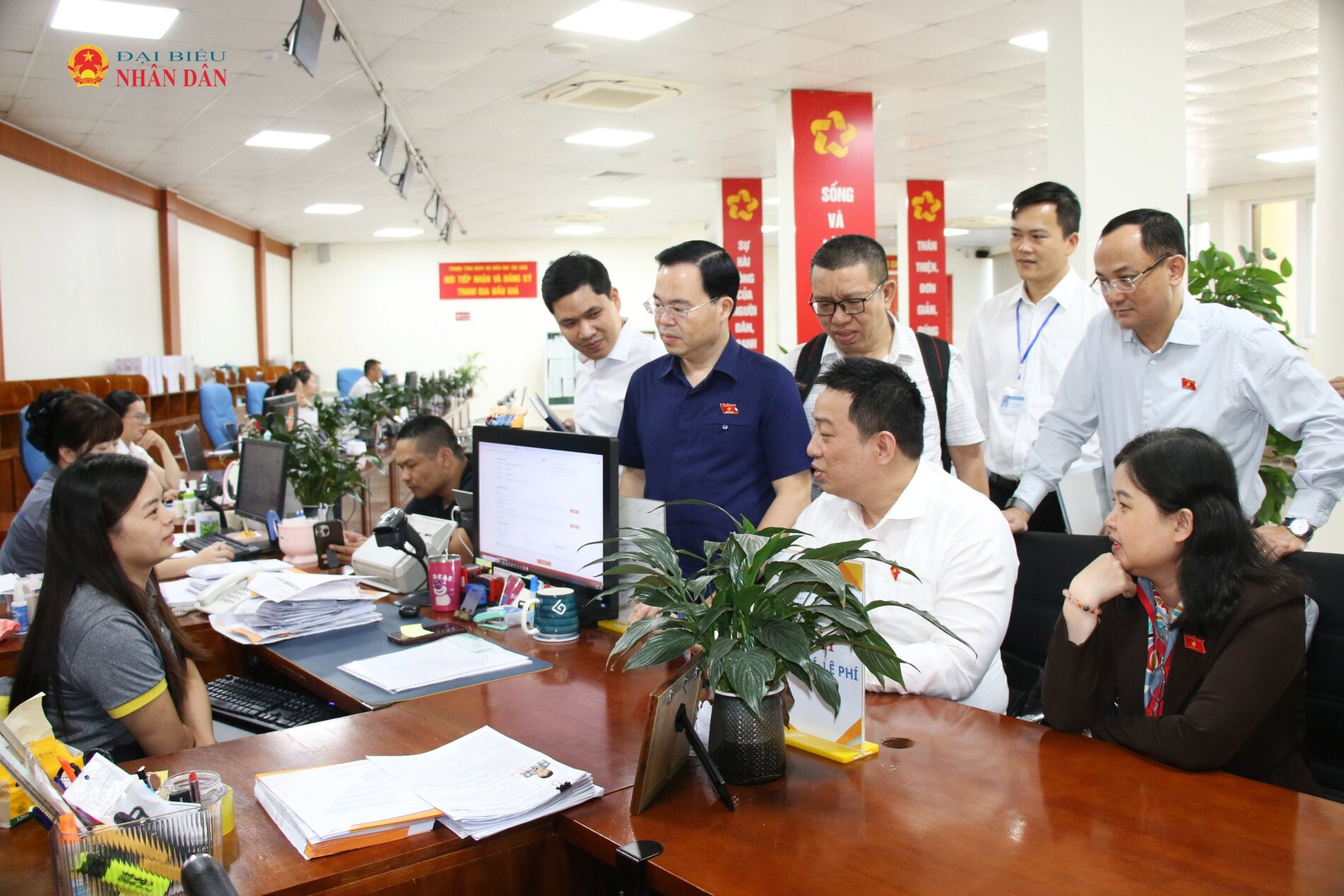 Đoàn giám sát khảo sát thực tế tại Trung tâm Phục vụ hành chính công tỉnh Lạng Sơn. Ảnh: Đắc Trường