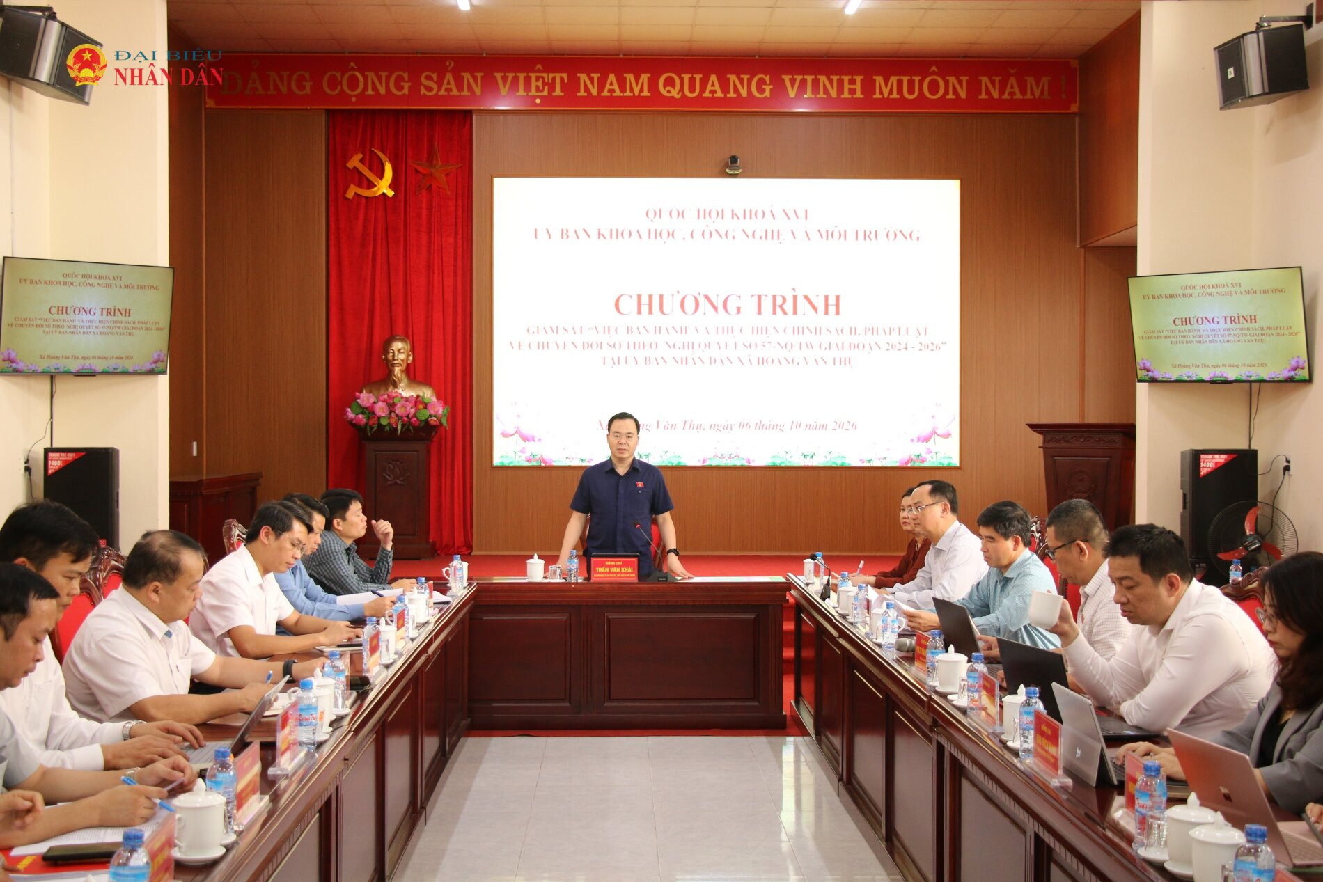 Phó Chủ nhiệm Ủy ban Khoa học, Công nghệ và Môi trường Trần Văn Khải phát biểu tại cuộc làm việc với UBND xã Hoàng Văn Thụ. Ảnh: Đắc Trường