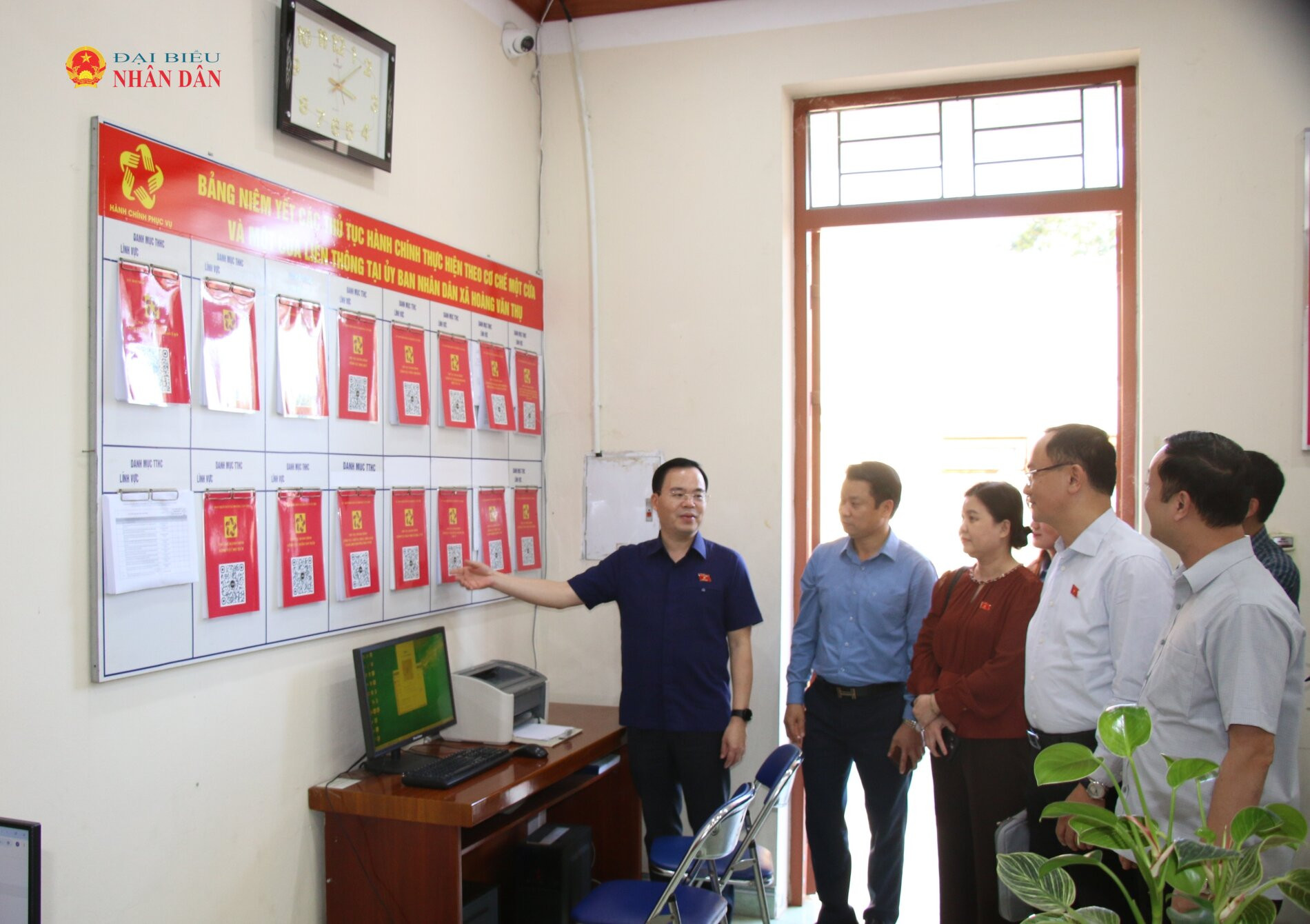 Đoàn giám sát khảo sát thực tế tại Trung tâm Phục vụ hành chính công xã Hoàng Văn Thụ. Ảnh: Đắc Trường