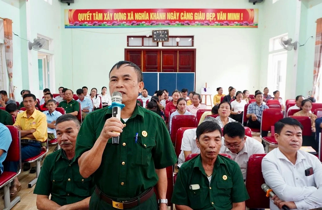 Cử tri xã Nghĩa Khánh phát biểu. Ảnh: Trung Tú