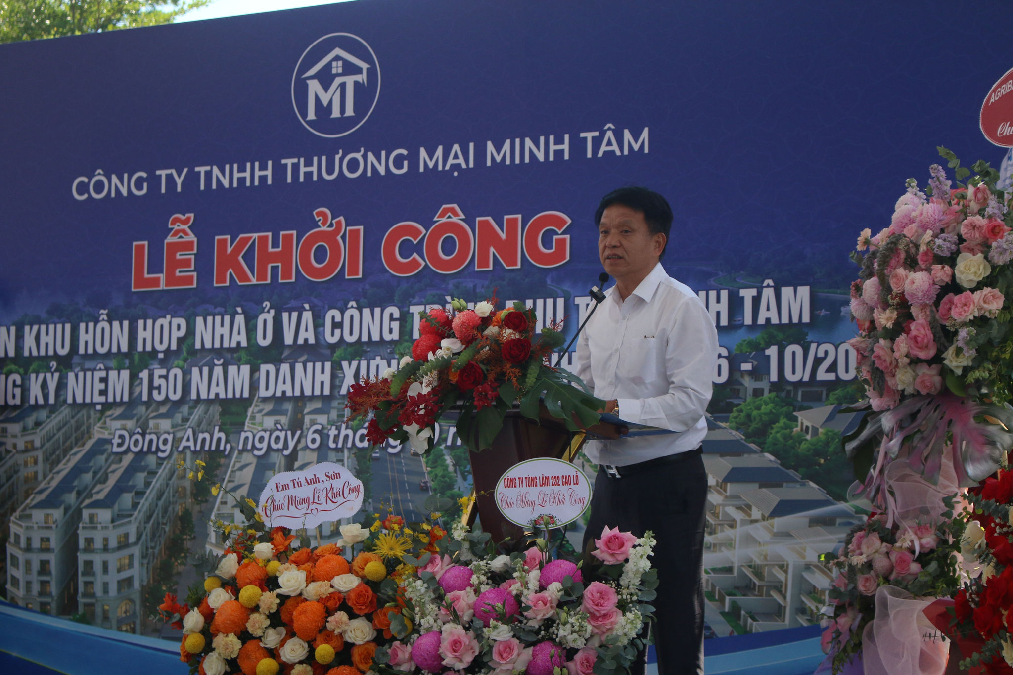 Phó Bí thư Thường trực Đảng uỷ xã Đông Anh Nguyễn Văn Cường phát biểu tại buổi lễ