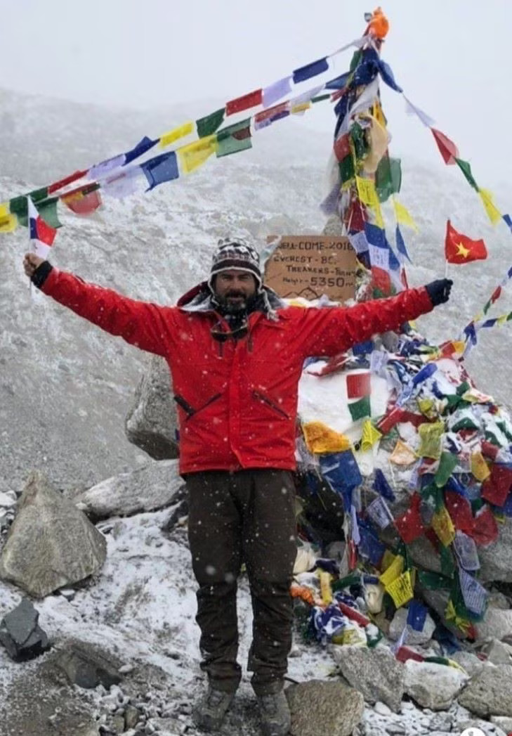 Nguyên Đại sứ Panama Servio S. Samudio trên dãy Everest cùng lá cờ Việt Nam và Panama trên tay. (