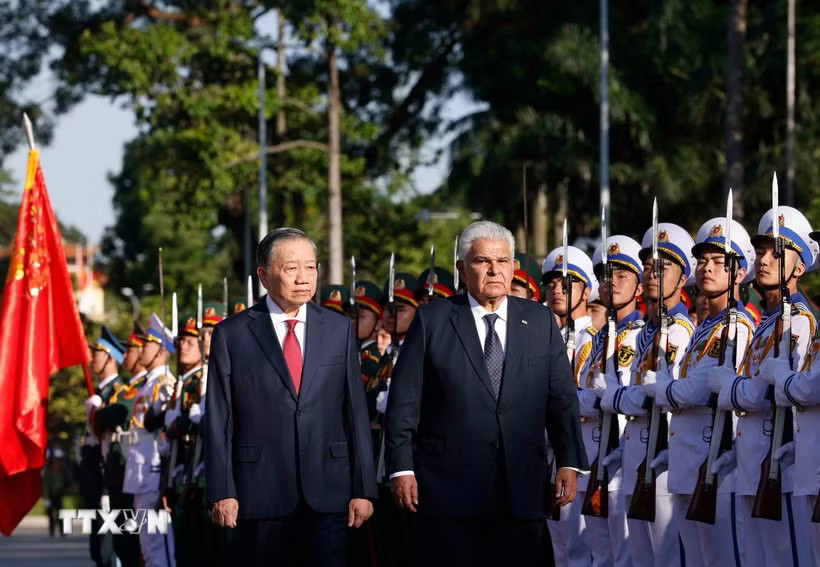 Tổng Bí thư, Chủ tịch nước Tô Lâm và Tổng thống Panama José Raúl Mulino duyệt đội danh dự. (Ảnh: Thống Nhất/TTXVN)